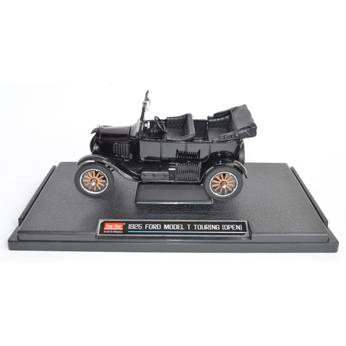824 - A 1/24 Sun Star 1925 Ford Model T, item no 1904. Attached to base.