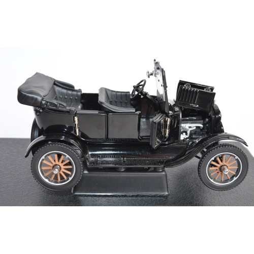 824 - A 1/24 Sun Star 1925 Ford Model T, item no 1904. Attached to base.