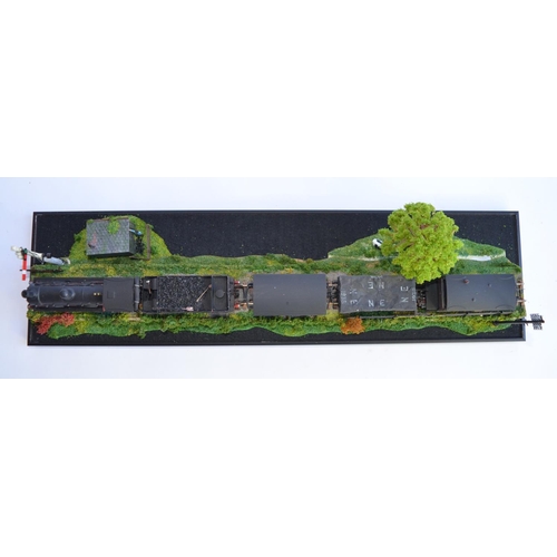 704 - An OO gauge diorama with lead framed glass display case. Loco unknown manufacturer but is a working ... 