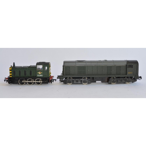 749 - A boxed Wrenn Class 20 weathered Diesel locomotive, 8051 in good working condition, a Lima BR green ... 