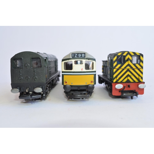 749 - A boxed Wrenn Class 20 weathered Diesel locomotive, 8051 in good working condition, a Lima BR green ... 