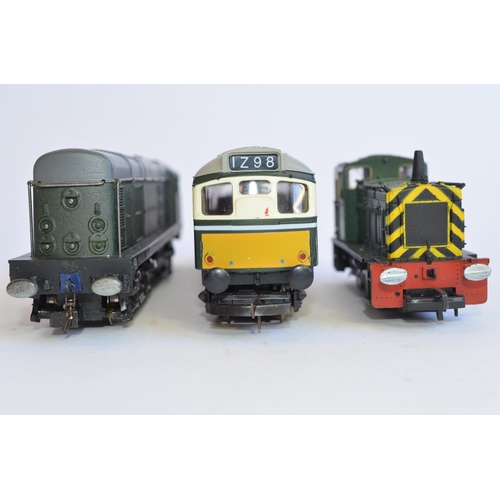 749 - A boxed Wrenn Class 20 weathered Diesel locomotive, 8051 in good working condition, a Lima BR green ... 