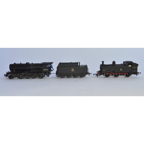 725 - 2 OO gauge train models:
A boxed weathered Bachmann (32-257) WD 2-8-0 Austerity 90015 BR Black E/Cre... 