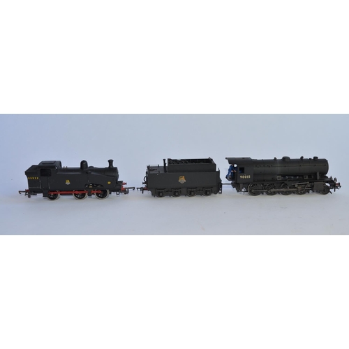 725 - 2 OO gauge train models:
A boxed weathered Bachmann (32-257) WD 2-8-0 Austerity 90015 BR Black E/Cre... 