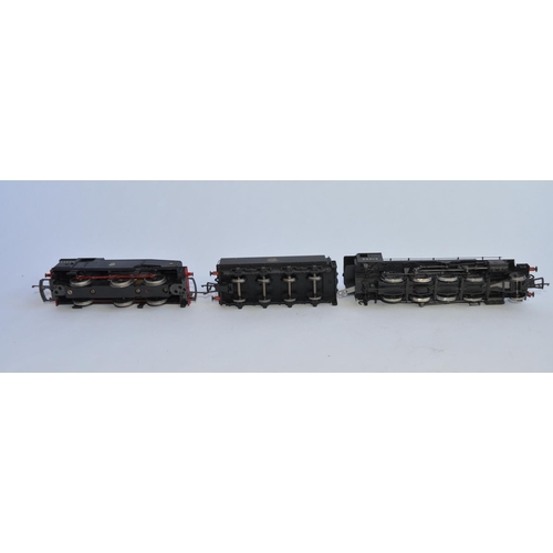 725 - 2 OO gauge train models:
A boxed weathered Bachmann (32-257) WD 2-8-0 Austerity 90015 BR Black E/Cre... 