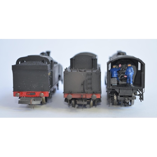 725 - 2 OO gauge train models:
A boxed weathered Bachmann (32-257) WD 2-8-0 Austerity 90015 BR Black E/Cre... 