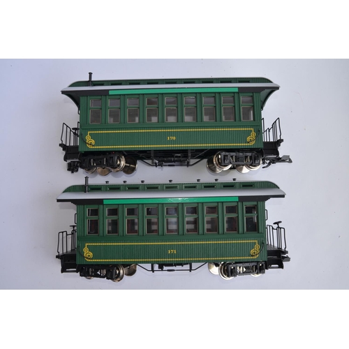 674 - 2 G-gauge 8-wheeler passenger coaches by USA Trains, with suspension and lighting, 170 and 171. 1 br... 