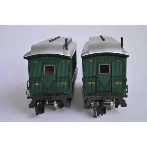 674 - 2 G-gauge 8-wheeler passenger coaches by USA Trains, with suspension and lighting, 170 and 171. 1 br... 