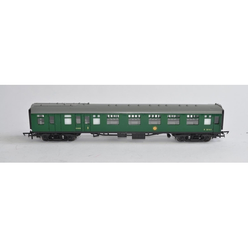 758 - 4 magazine syndicated OO gauge railway passenger coaches (no makers marks), models as new, and a sin... 