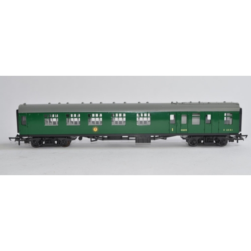 758 - 4 magazine syndicated OO gauge railway passenger coaches (no makers marks), models as new, and a sin... 