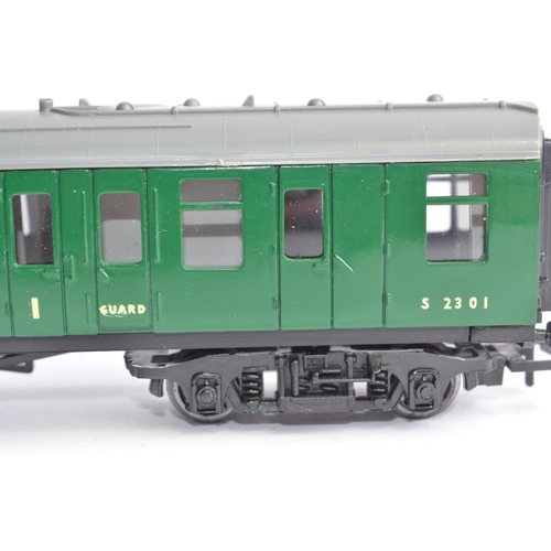 758 - 4 magazine syndicated OO gauge railway passenger coaches (no makers marks), models as new, and a sin... 