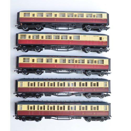 762 - 5 Hornby OO gauge railway coaches with added 'White Rose Kings Cross-Leeds' decals.