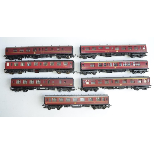 764 - 7 OO gauge railway coaches, Hornby, Tri-Ang and Kitmaster including a Harry Potter coach.