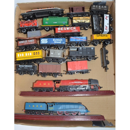 777 - A collection of OO gauge wagons, buildings (including 3 boxed ceramic Skaledale buildings, dirty but... 