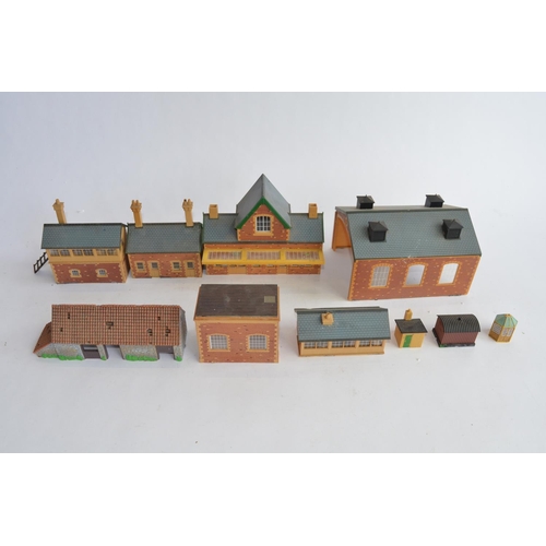 777 - A collection of OO gauge wagons, buildings (including 3 boxed ceramic Skaledale buildings, dirty but... 