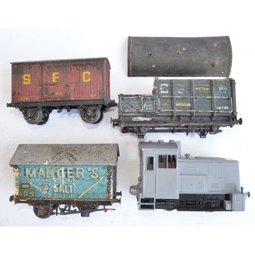 696 - A collection of O gauge track, wagons and a Lima diesel shunter. Includes a boxed Rovex RV 257 passe... 