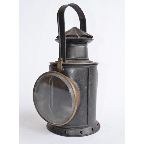 807 - A large railway lamp with lockable rotating lamp mechanism, height to handle top 34cm.
No makers mar... 