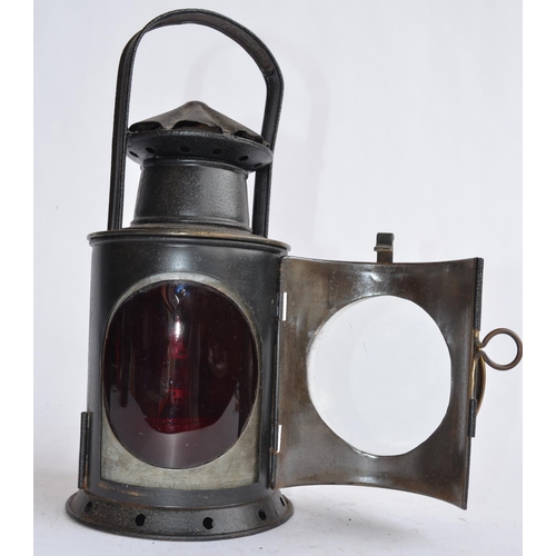 807 - A large railway lamp with lockable rotating lamp mechanism, height to handle top 34cm.
No makers mar... 