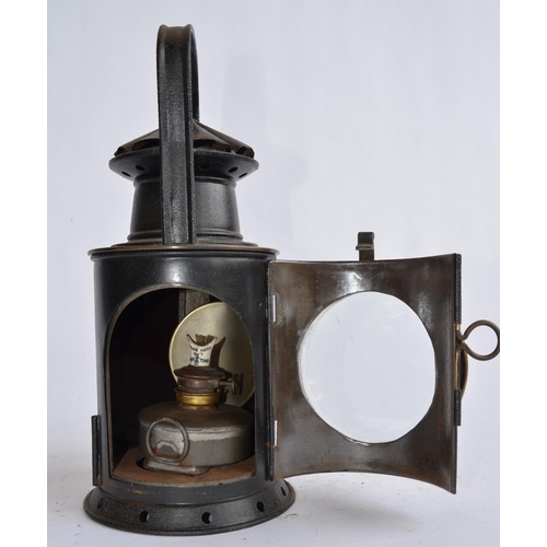 807 - A large railway lamp with lockable rotating lamp mechanism, height to handle top 34cm.
No makers mar... 