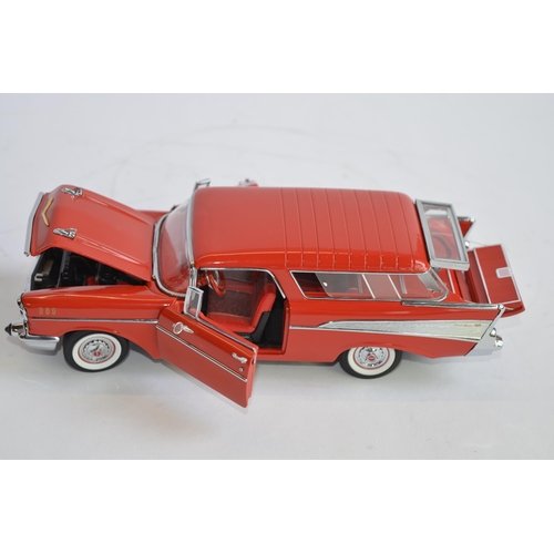 870 - A boxed Danbury Mint 1/24 diecast 1957 Chevy Nomad with certificate. Excellent condition, tiny amoun... 