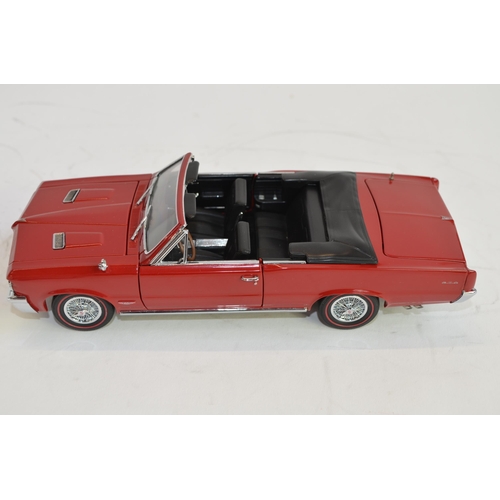 875 - 2 1/24 Die-cast car models:
A Franklin Mint 1964 Pontiac GTO, box good, no paperwork. Model near min... 