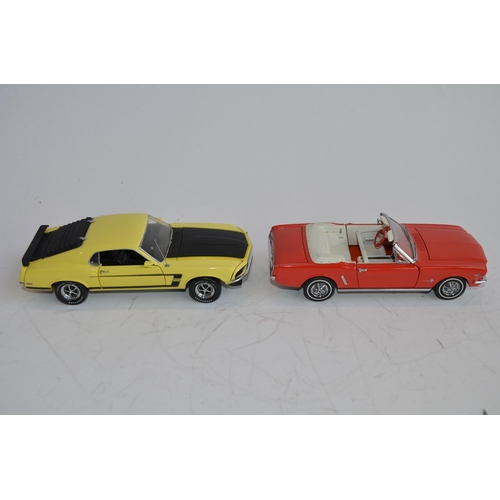 876 - 2 Franklin Mint Ford Mustang die-cast models.
A boxed 1964.5 in orange/red colour. Model very good c... 