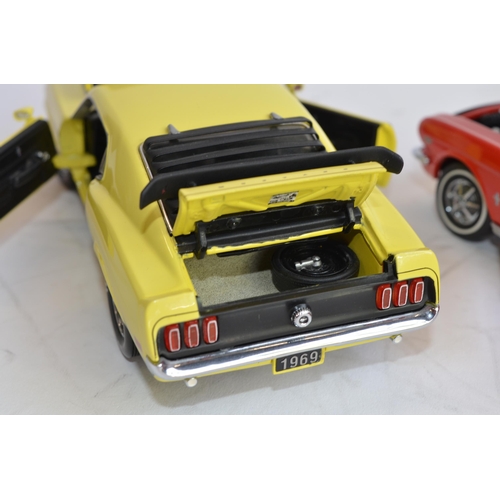 876 - 2 Franklin Mint Ford Mustang die-cast models.
A boxed 1964.5 in orange/red colour. Model very good c... 