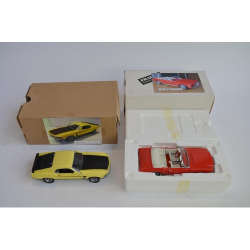 876 - 2 Franklin Mint Ford Mustang die-cast models.
A boxed 1964.5 in orange/red colour. Model very good c... 