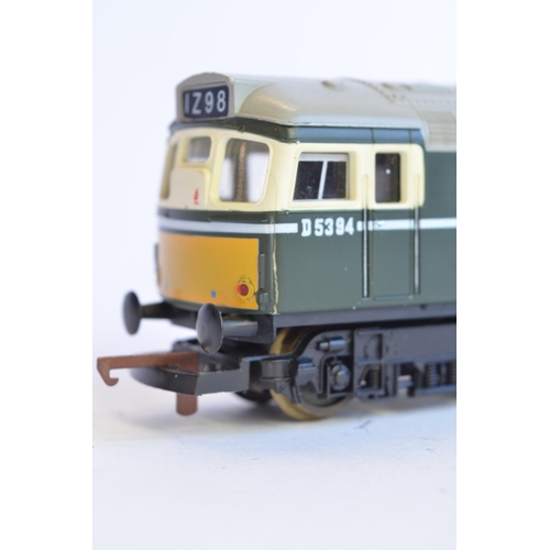 749 - A boxed Wrenn Class 20 weathered Diesel locomotive, 8051 in good working condition, a Lima BR green ... 