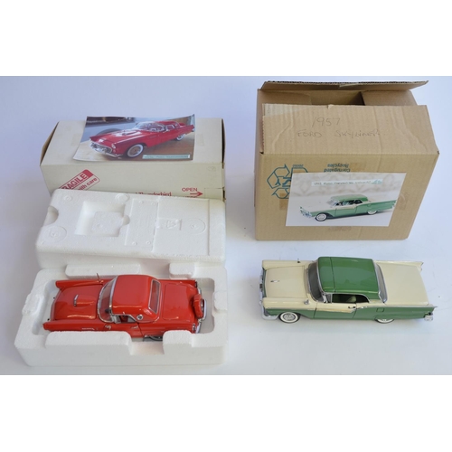 861 - 2 Danbury Mint 1/24 diecast car models:
A boxed 1956 Ford Thunderbird with detachable roof, excellen... 