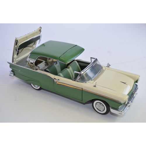 861 - 2 Danbury Mint 1/24 diecast car models:
A boxed 1956 Ford Thunderbird with detachable roof, excellen... 