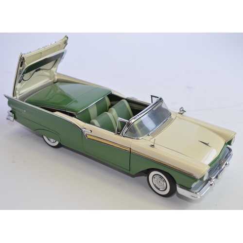 861 - 2 Danbury Mint 1/24 diecast car models:
A boxed 1956 Ford Thunderbird with detachable roof, excellen... 