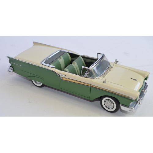 861 - 2 Danbury Mint 1/24 diecast car models:
A boxed 1956 Ford Thunderbird with detachable roof, excellen... 