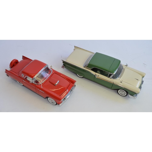 861 - 2 Danbury Mint 1/24 diecast car models:
A boxed 1956 Ford Thunderbird with detachable roof, excellen... 