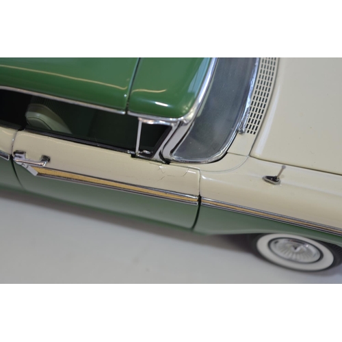 861 - 2 Danbury Mint 1/24 diecast car models:
A boxed 1956 Ford Thunderbird with detachable roof, excellen... 