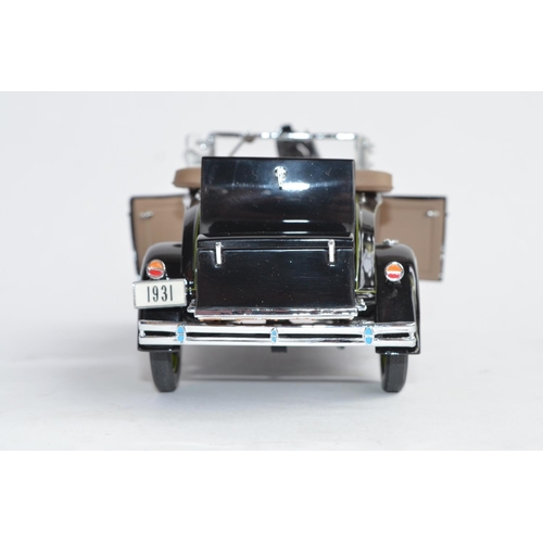 828 - A Danbury Mint 1/24 Black 1931 Ford Model A Deluxe Roadster, with box and unpacking instructions.