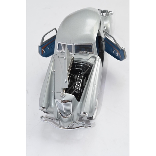 831 - A boxed Danbury Mint 1/24 1933 Pierce Silver Arrow die-cast model car, no paperwork.