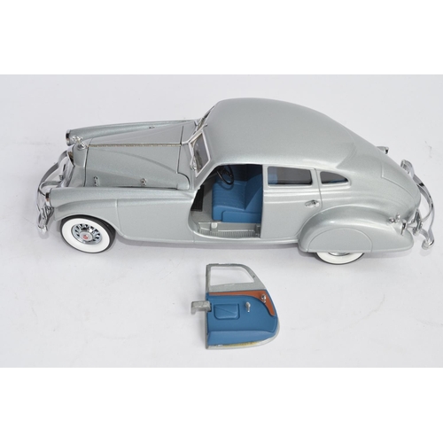 831 - A boxed Danbury Mint 1/24 1933 Pierce Silver Arrow die-cast model car, no paperwork.