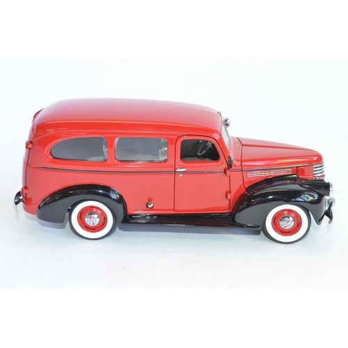 844 - A boxed 1/24 Danbury Mint 1946 Red & Black Chevrolet Suburban, with certificate.