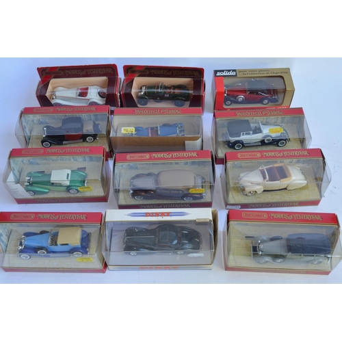 884 - A collection of 1/43 die-cast model vehicles including a Dinky DY-14 Delahaye 145, Matchbox Bentley ... 