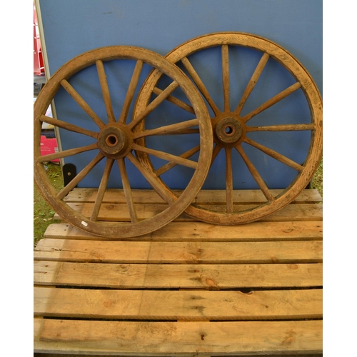 1232 - 2 metal rimmed wooden wagon wheels with metal hub, approx W78cm