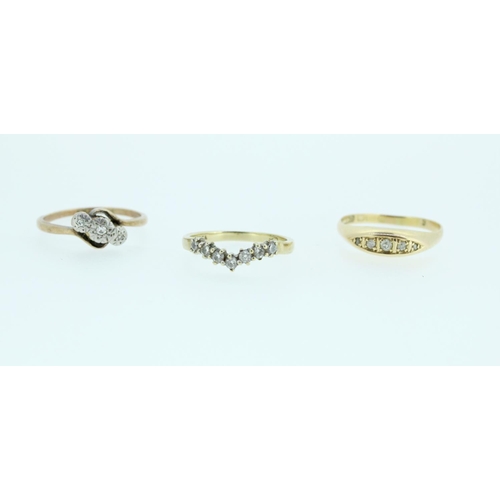 698 - 18ct yellow gold ring set with five brilliant cut diamonds, size O, gold and platinum diamond crosso... 
