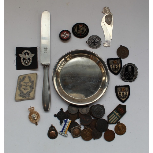 388 - Collection of militaria to inc. Third Reich branded dish and butter knife, coins, badges, Churchill ... 