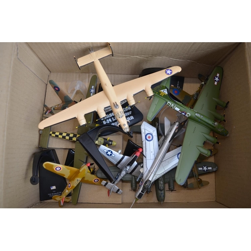 267B - Large collection of built model aircraft, a mix of die-cast and plastic and mostly 1/72 and 1/144. I... 