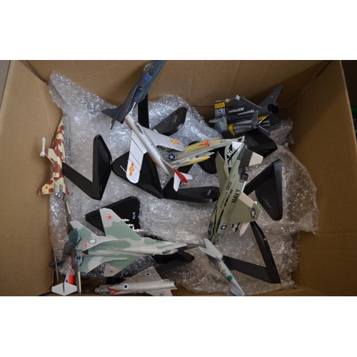 267B - Large collection of built model aircraft, a mix of die-cast and plastic and mostly 1/72 and 1/144. I... 