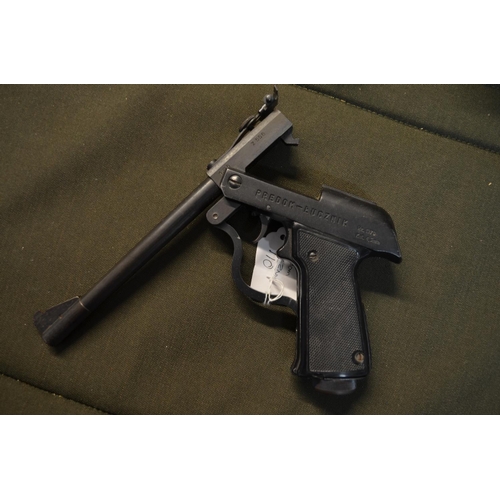 788 - A Predom-Lucznik .177 (4.5mm) break barrel air pistol. Dated 1975, serial number Z556, full working ... 