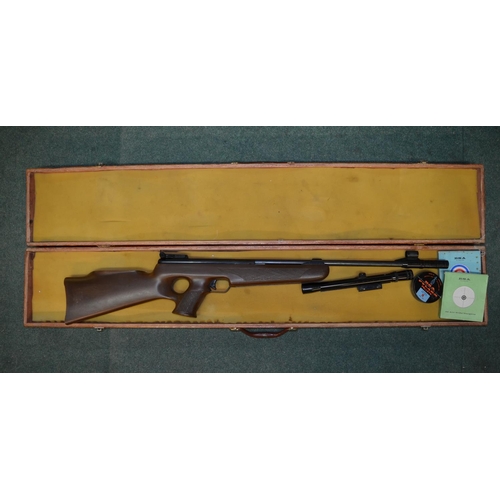 643 - BSA Buccaneer .22 break barrel air rifle with BSA 4x20 scope, some pallets and targets with a wooden... 