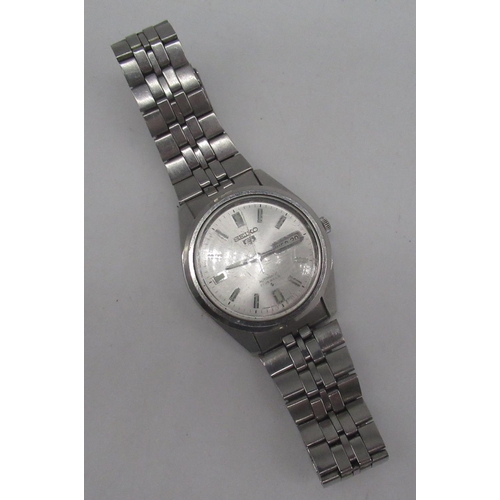 90 - Seiko 5 automatic wristwatch with English and Arabic day and date, stainless steel case on part orig... 