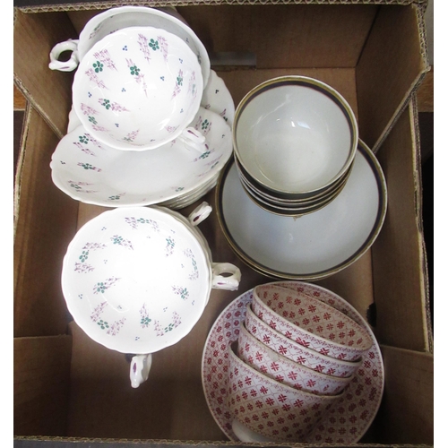 172 - Two pairs of Wedgwood green leaf moulded dishes, a set of four C19th tea bowls and saucers with blue... 