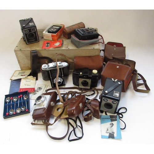 188 - Three Kodak Brownie box cameras, Agfa Silette and Kershaw cameras, Western Master light meter etc (q... 